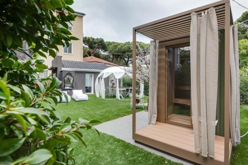 Сад в VILLA MONTI SUITES&APARTS