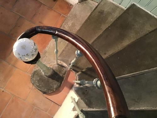 La salle de bains est pourvue d'un lavabo et d'une douchette. dans l'établissement Le Jardinet vacances dans un coin de paradis au bord de la mer, à Peyriac-de-Mer