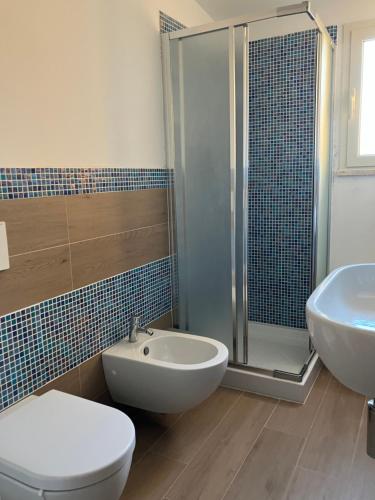 a bathroom with a toilet and a sink and a shower at piccolo appartamento in Montescudaio in Montescudaio