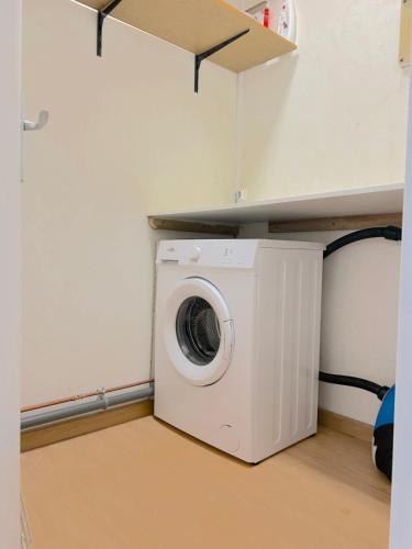 a washer and dryer in a laundry room at Appartement jusqu'à 4 Voyageurs in Villeneuve d'Ascq