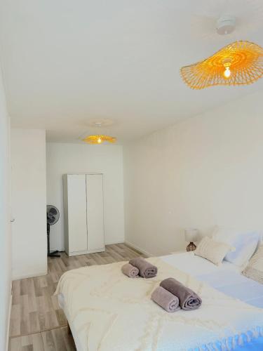 a bedroom with a large bed with towels on it at Appartement jusqu'à 4 Voyageurs in Villeneuve d'Ascq