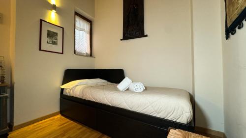 a bedroom with a bed with two towels on it at Dreaming Lazise in Lazise
