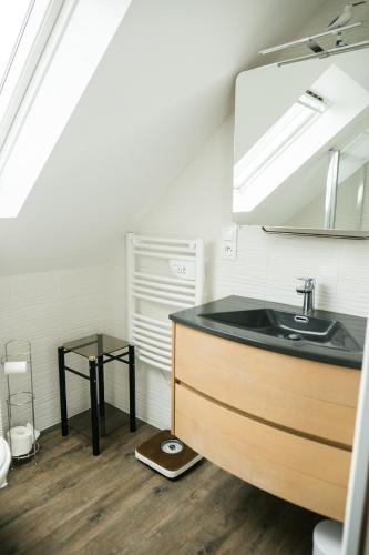 une salle de bain avec un lavabo et un miroir dans l'établissement Evasion familiale à la plage, à Trégastel