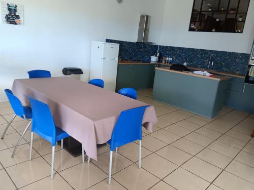 Kuchyň nebo kuchyňský kout v ubytování Maison vue mer avec piscine entre lagon et Maïdo