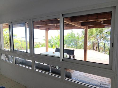 Balkón nebo terasa v ubytování Maison vue mer avec piscine entre lagon et Maïdo