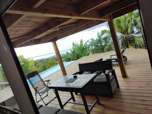 Balkón nebo terasa v ubytování Maison vue mer avec piscine entre lagon et Maïdo
