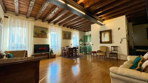 a living room with a couch and a table at Dreaming Lazise in Lazise