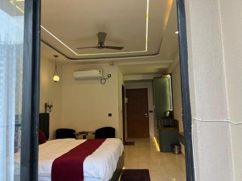a bedroom with a bed and a ceiling at Leisure homes in Lucknow