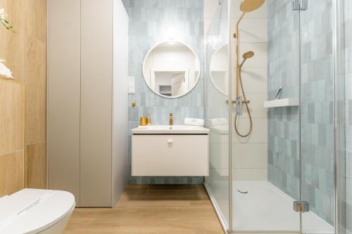 a bathroom with a sink and a shower at POLANKI AQUA APARTAMENTY - Aquapark, baseny, wellness, 300 m od plaży in Kołobrzeg