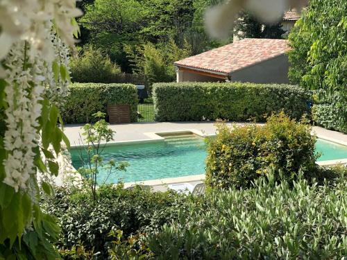 Splendid Provençal Villa with Pool and View
