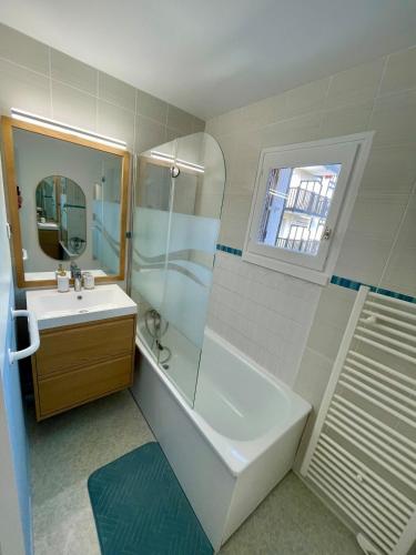 une salle de bain avec une baignoire, un lavabo et une douche dans l'établissement Appartement 250m mer, 2 vélos avec casques, entièrement rénové en 2025, à Cabourg