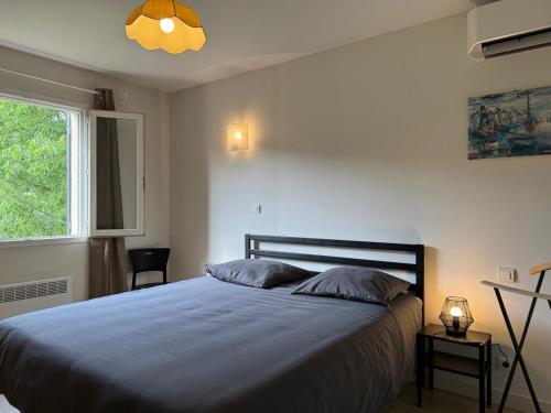 Ένα ή περισσότερα κρεβάτια σε δωμάτιο στο Splendid Provençal Villa with Pool and View