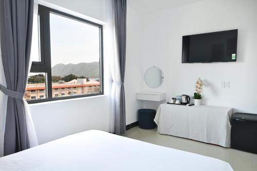Una cama o camas en una habitación de Horizon Côn Đảo Hotel