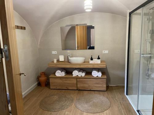 a bathroom with a sink and a mirror at Casa Rural 3 Suspiros in Torre de Santa María