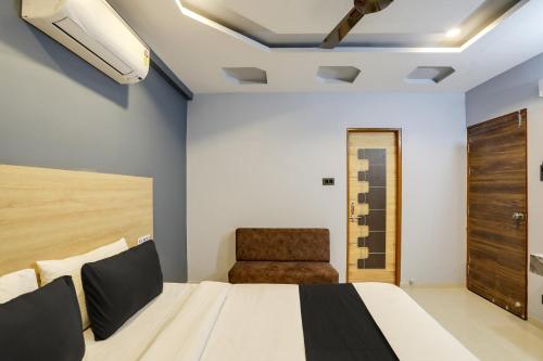 Postel nebo postele na pokoji v ubytování Hotel O D K Patil