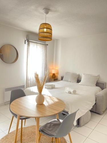 Studio, climatisation, Terrasse, parking, 1 min Tramway