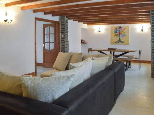 ein Wohnzimmer mit Sofa und Tisch in der Unterkunft Hideaway Cottage in Troedyraur