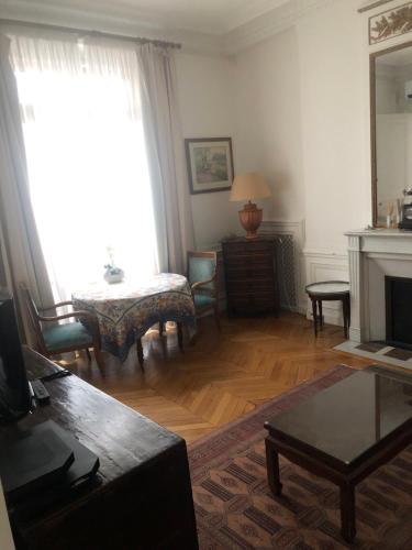 un salon avec une cheminée et une table dans l'établissement PLACE VENDOME 1 BR AND 1 BA - up to 4 people - WITH AIR CONDITIONNING, à Paris