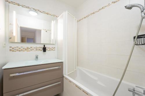 une salle de bain avec une douche, un lavabo et une baignoire dans l'établissement EVASION T3 lumineux avec parking et clim, à La Ciotat