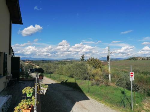 a view of a road with a no parking sign at La Casa delle Rondini in Montelupo Fiorentino