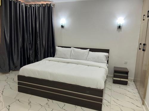 Postel nebo postele na pokoji v ubytování Well spacious and furnished 2 bedroom apartment