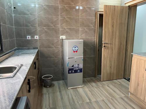 Ένα μπάνιο στο Well spacious and furnished 2 bedroom apartment