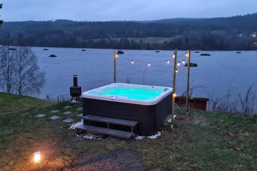 a bath tub sitting on the side of a lake at Gnist Retreat in Lillestrøm