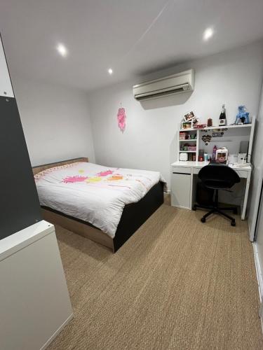 une petite chambre avec un lit et un bureau dans l'établissement Belle villa proche du centre ville, à Saint-Maximin-la-Sainte-Baume