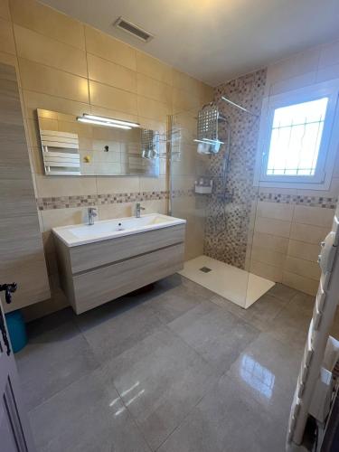 une salle de bain avec un lavabo et une douche dans l'établissement Belle villa proche du centre ville, à Saint-Maximin-la-Sainte-Baume