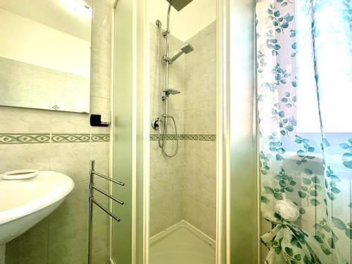 a bathroom with a shower and a sink at Casa Vacanze Zia Flora in Avellino