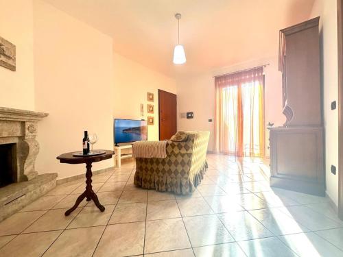 a living room with a couch and a television at Casa Vacanze Zia Flora in Avellino
