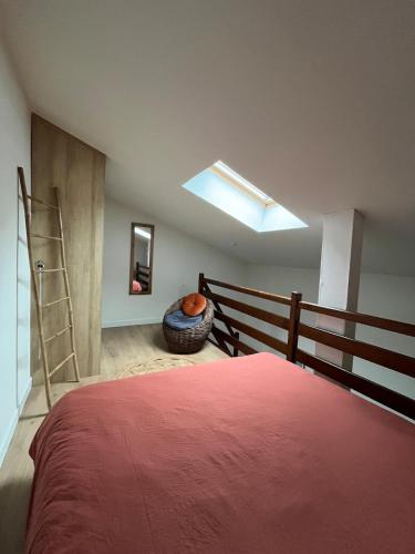 - une chambre avec un grand lit rouge et une échelle dans l'établissement Appartement proche plage et centre ville, à La Rochelle