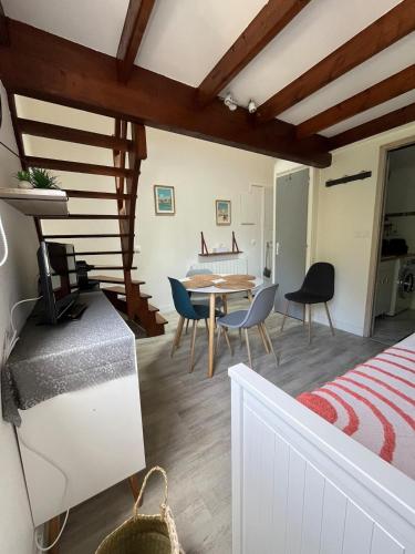 une pièce avec une table et des chaises et une salle à manger dans l'établissement Appartement proche plage et centre ville, à La Rochelle