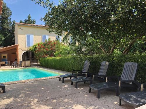 un groupe de chaises assises à côté d'une piscine dans l'établissement Beautiful Quiet Provençal Farmhouse with Pool, à Aubignan