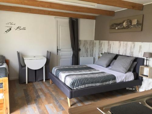 une chambre avec un lit, une table et un lavabo dans l'établissement Nys, à Saint-Sauveur-de-Cruzières