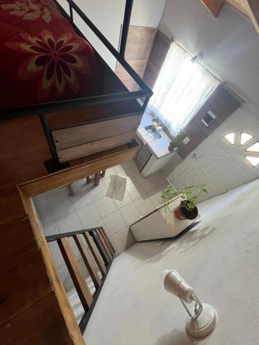 una vista aérea de una sala de estar con una mesa y una ventana en El Viejo Balneario, en El Bolsón
