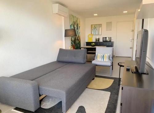 - un salon avec un grand lit dans l'établissement Port Camargue plage sud, Très bel appartement avec vue mer, au Grau-du-Roi