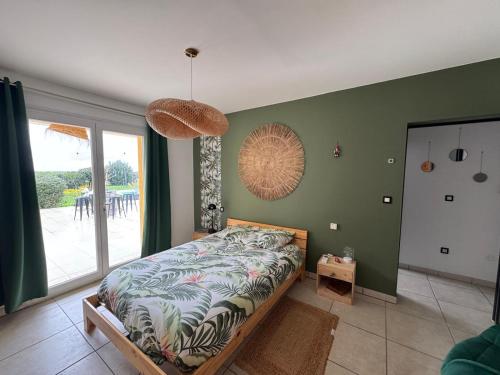 une chambre avec un lit et une grande fenêtre dans l'établissement Villa T6 d'exception entre Toulouse et Carcassonne , Vue sur les Pyrénées, à Trébons-sur-la-Grasse