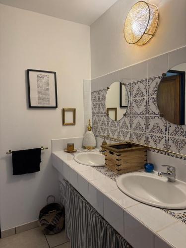 une salle de bain avec deux lavabos et un miroir dans l'établissement Villa T6 d'exception entre Toulouse et Carcassonne , Vue sur les Pyrénées, à Trébons-sur-la-Grasse