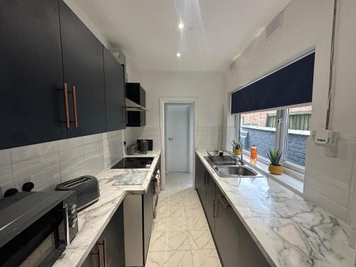 Η κουζίνα ή μικρή κουζίνα στο Comfortable 3 Double Bed Victorian Terrace from Luxus Stays