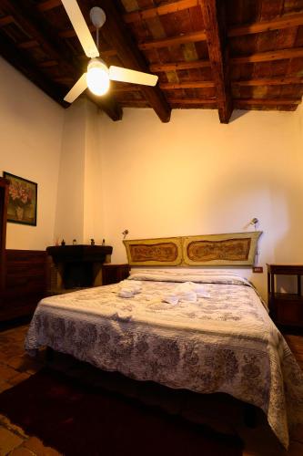 a bedroom with a bed in a room with a ceiling at B&b Le Case Rosse in Villa Verucchio