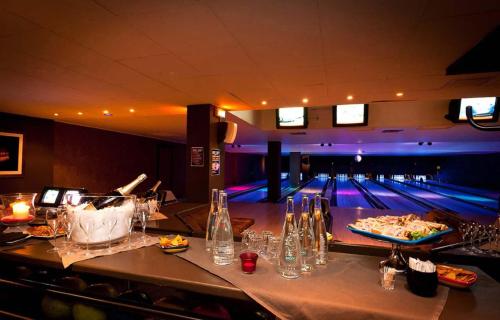 - une piste de bowling avec une table de bowling dans l'établissement Courchevel Moriond 1650 - 2 Bedrooms - Sleeps 8, à Courchevel