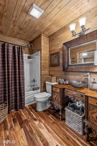 Koupelna v ubytování Lakefront Lodge On Emerald Isle With Hot Tub