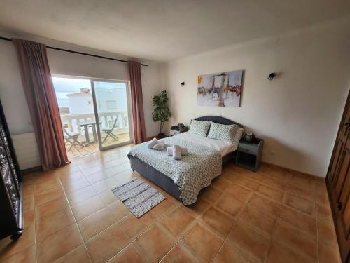 Casa Londamba Meia Praia Beach