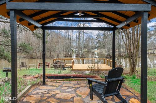 Zahrada ubytování Lakefront Lodge On Emerald Isle With Hot Tub