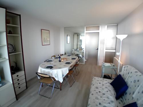 La salle de bains est pourvue d'une table et de chaises. dans l'établissement Saint Georges de Didonne - APPARTEMENT en duplex - LES ALBATROS - FACE A LA PLAGE, à Saint-Georges-de-Didonne
