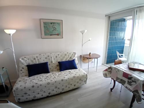 un salon avec un canapé et une table dans l'établissement Saint Georges de Didonne - APPARTEMENT en duplex - LES ALBATROS - FACE A LA PLAGE, à Saint-Georges-de-Didonne