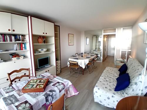 un salon avec une table et un canapé dans l'établissement Saint Georges de Didonne - APPARTEMENT en duplex - LES ALBATROS - FACE A LA PLAGE, à Saint-Georges-de-Didonne