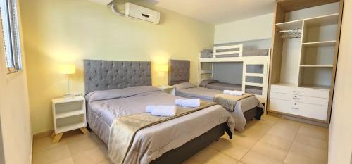 ein Schlafzimmer mit zwei Betten in einem Zimmer in der Unterkunft Brescia departamentos in San Isidro