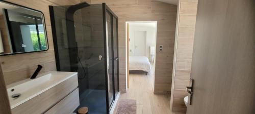 une salle de bain avec une douche avec un lavabo et des toilettes dans l'établissement villa, à Lorgues